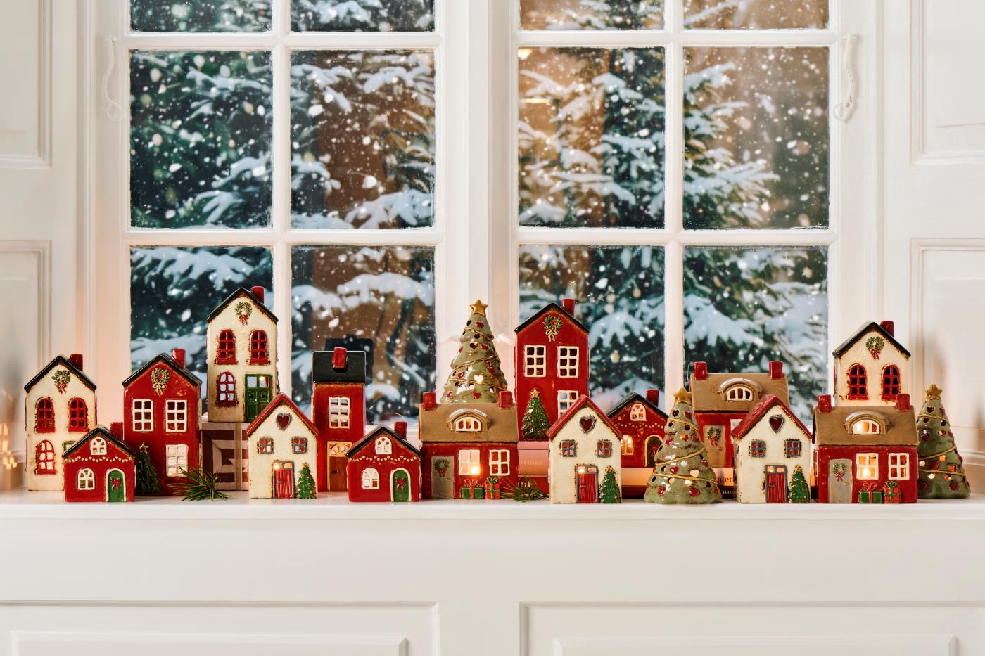 Ib Laursen Haus für Teelicht Stillenat rot - Tannenbaum vor dem Haus