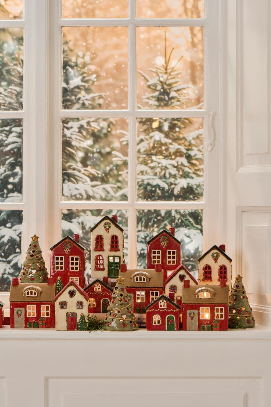 Ib Laursen Haus für Teelicht Stillenat rot - Tannenbaum vor dem Haus