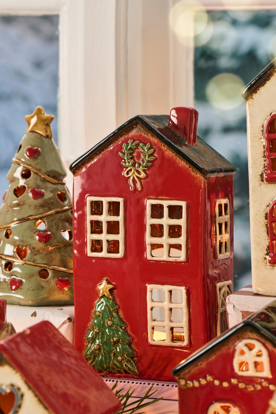 Ib Laursen Haus für Teelicht Stillenat rot - Tannenbaum vor dem Haus