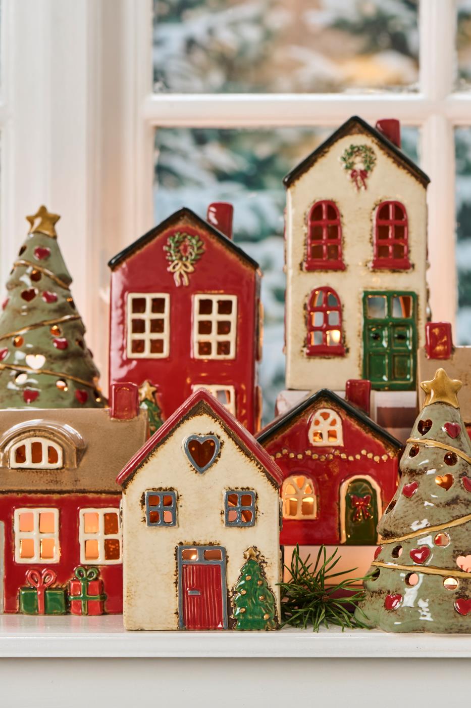 Ib Laursen Haus für Teelicht Stillenat - rotes Dach und Tannenbaum vor dem Haus