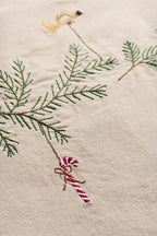 Ib Laursen Tischläufer Tradition mit Tannengirlande und Weihnachtsschmuck leinenfarbig